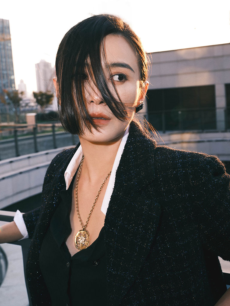 宋佳落日黄昏大片氛围感拉满公主切刘海搭配西装酷飒十足