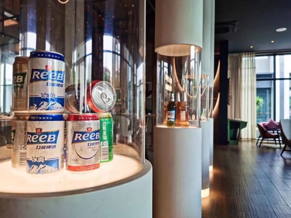 各个时期不同品种的力波啤酒这间精酿餐吧是由过去啤酒厂的锅炉房改造