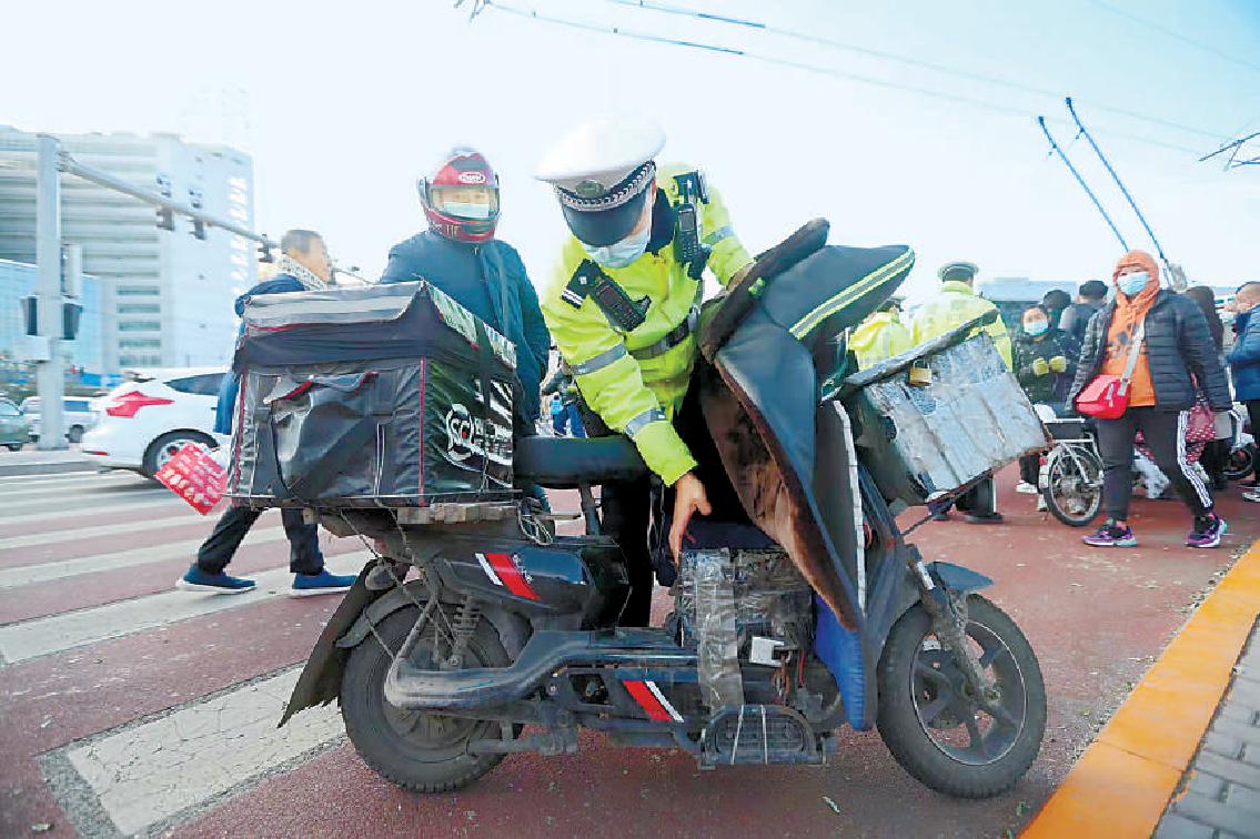 交警严查白牌电动车违法改装