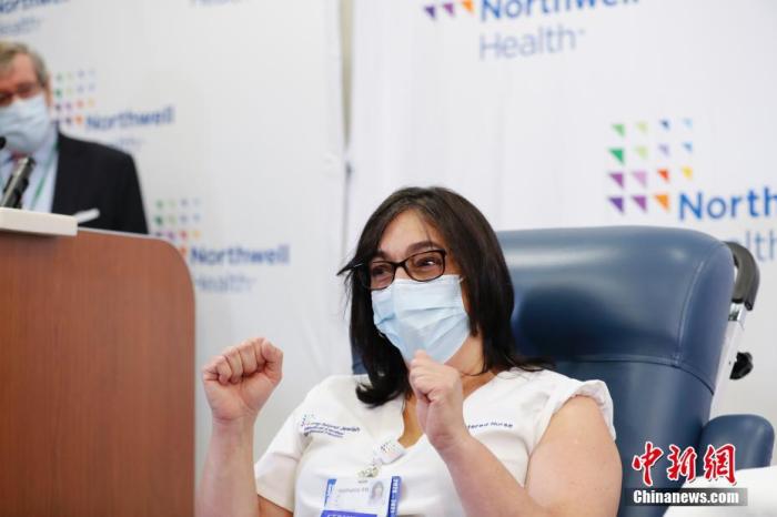 当地时间2020年12月14日，纽约长岛犹太医疗中心护士史蒂芬妮接种新冠疫苗后作出胜利表情。 中新社记者 廖攀 摄