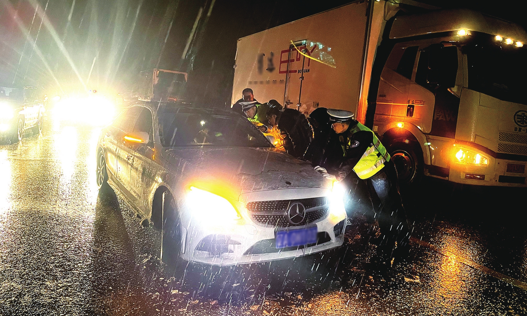 辽源交警全力确保道路交通安全