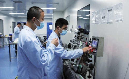 为主营业务的高新技术企业旷博生物公司的科研人员正在进行产品研发