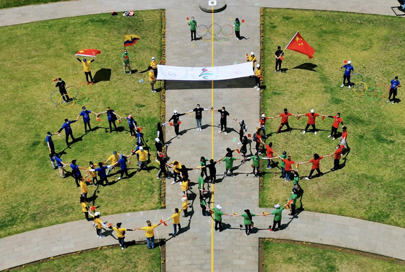 11月7日,活动参与者穿着五色服装手拉手摆出奥运五环图案.