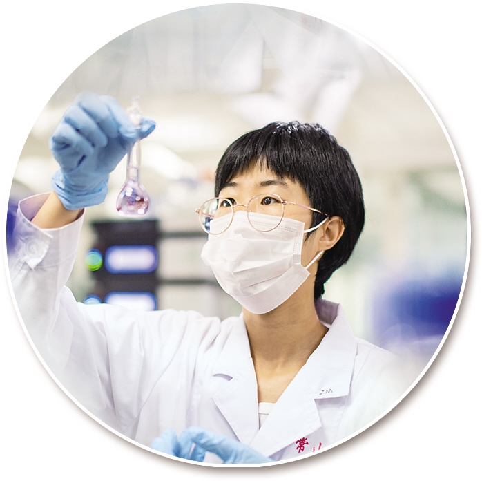 河北常山生化药业股份有限公司的科研人员正在药物研究院研发新药.