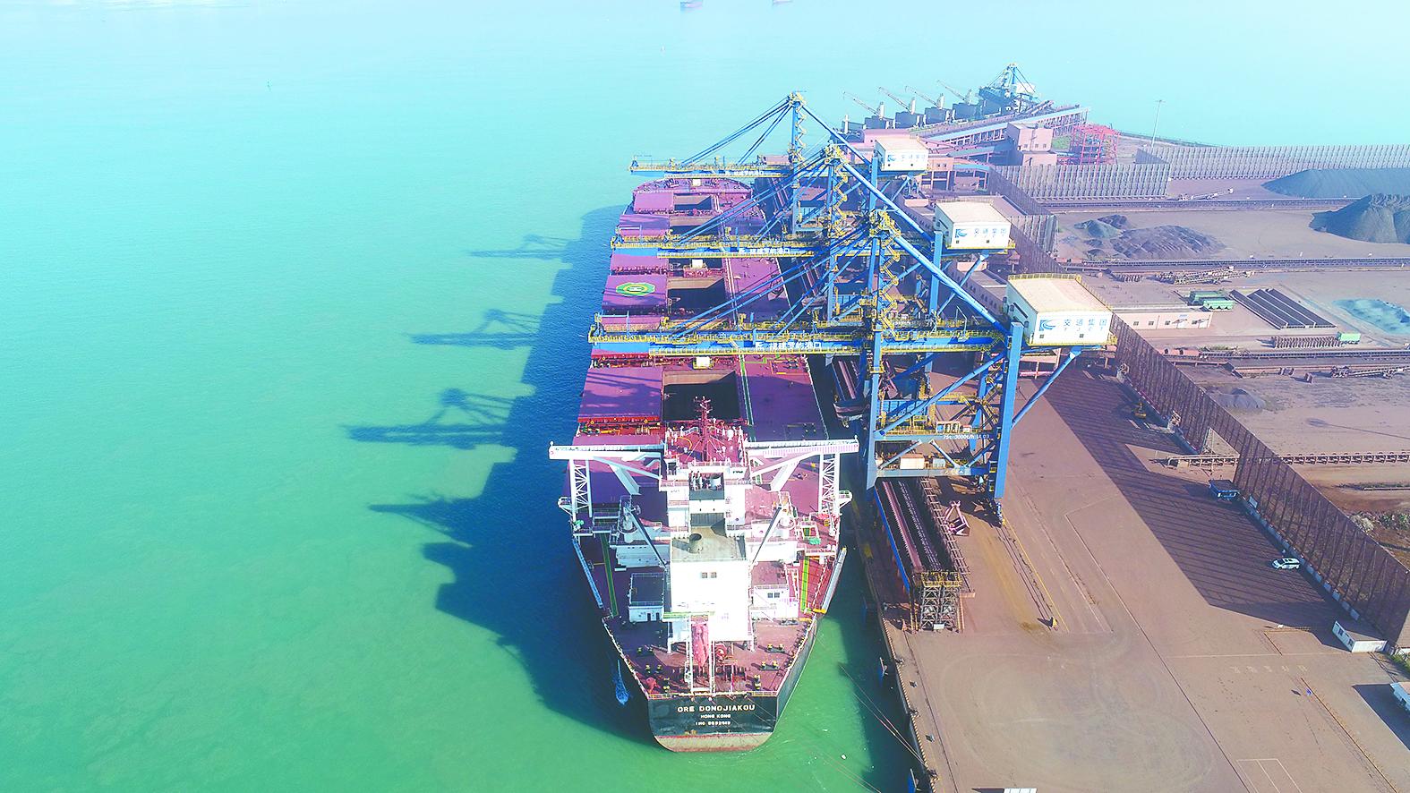 通力协作质效提升罗屿港口40万吨矿石船接卸效率创新高