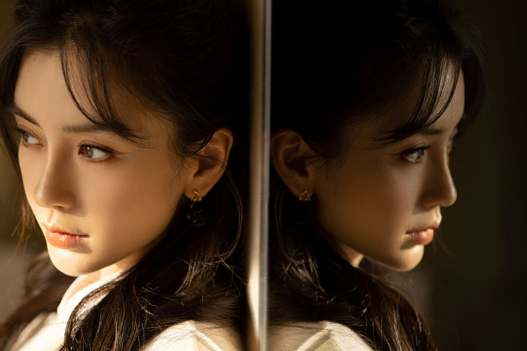 angelababy白色连衣裙简约优雅 半丸子头微卷慵懒精致