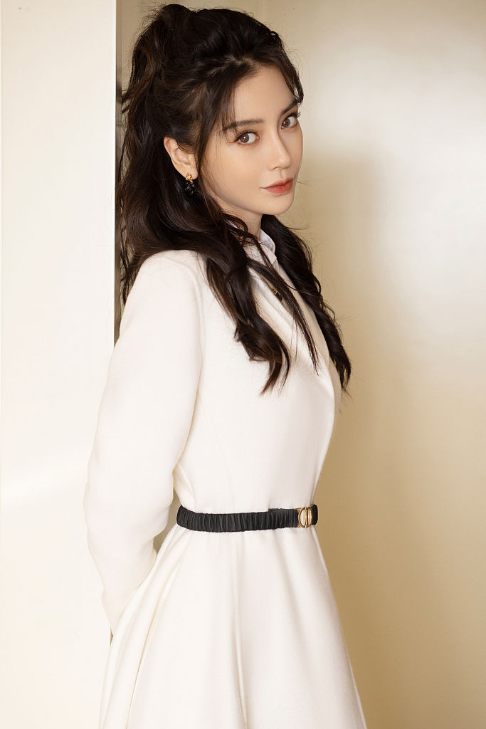 angelababy白色连衣裙简约优雅 半丸子头微卷慵懒精致