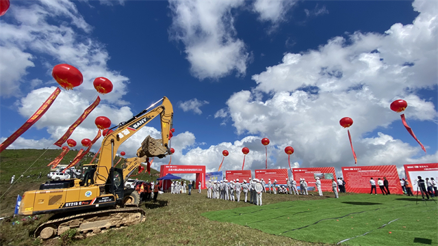 云县县委周良书记在致辞中表示,大朝山西林业光伏项目是云县打好"绿色