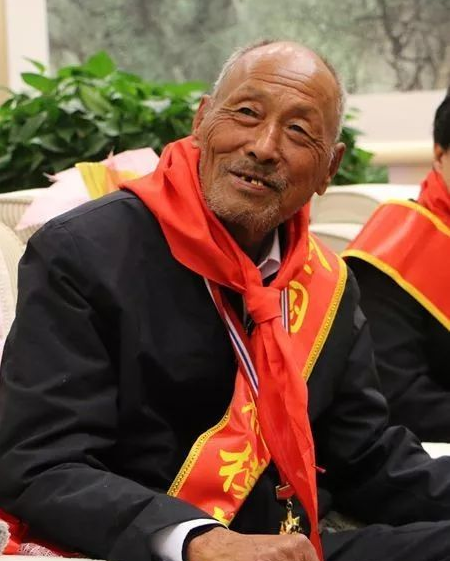 杜长胜是又恨又痛心,恨儿子为何没有安全意识,痛心自己白发人送黑发人
