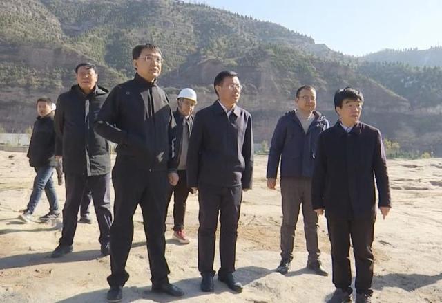 11月9日,县委书记崔绍民带领相关职能部门负责人深入壶口景区督导检查