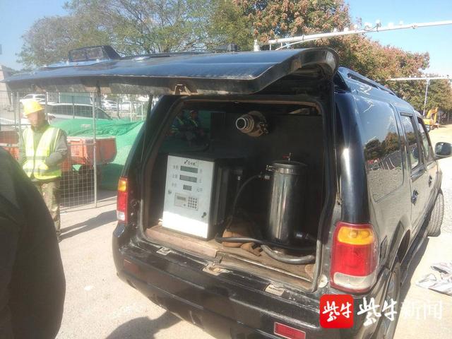 一男子为了牟利,竟私自将小客车改装成加油车