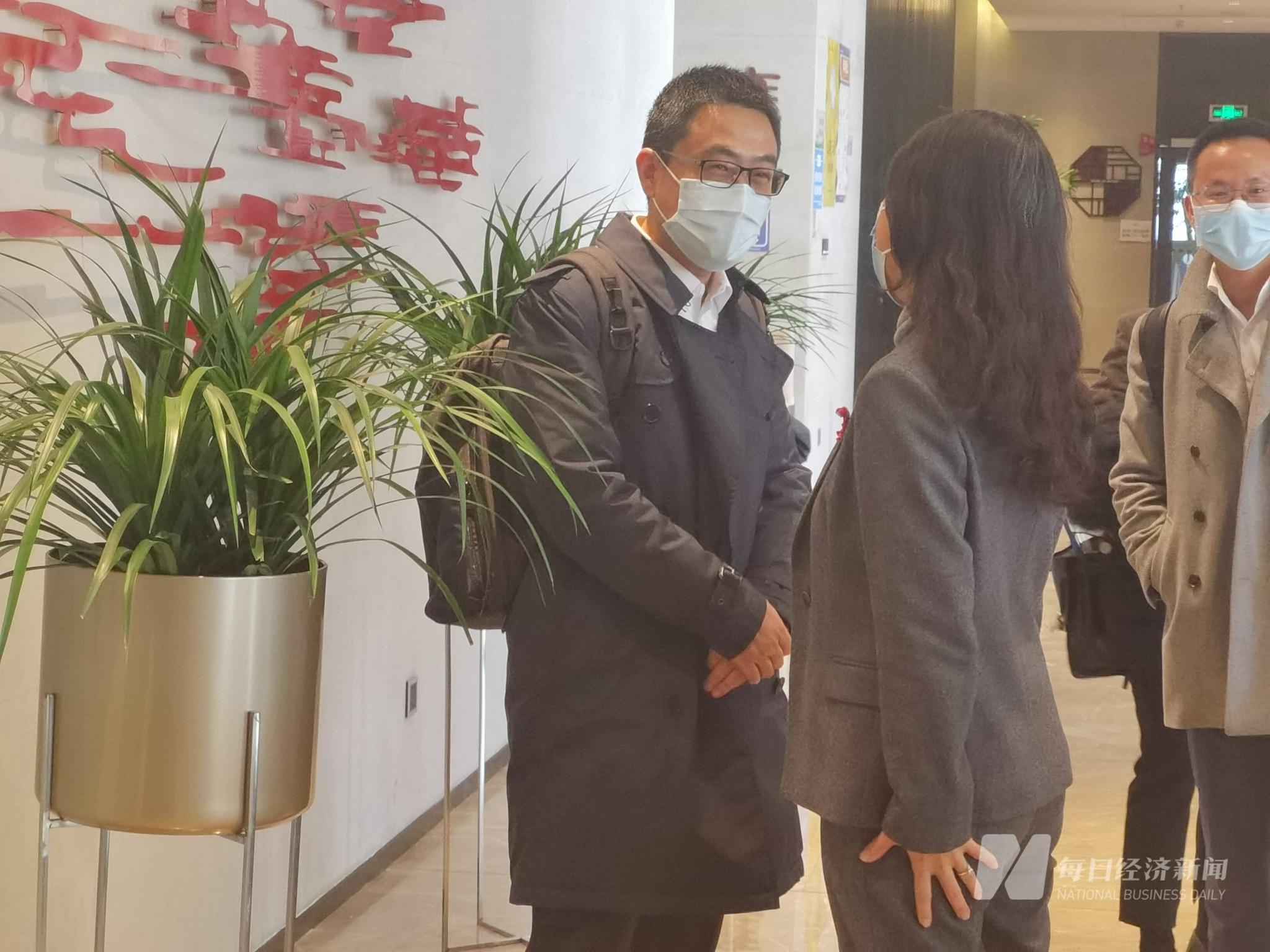 候场企业代表在场外交流，有人轻松有人紧张 每经实习记者 林姿辰 摄