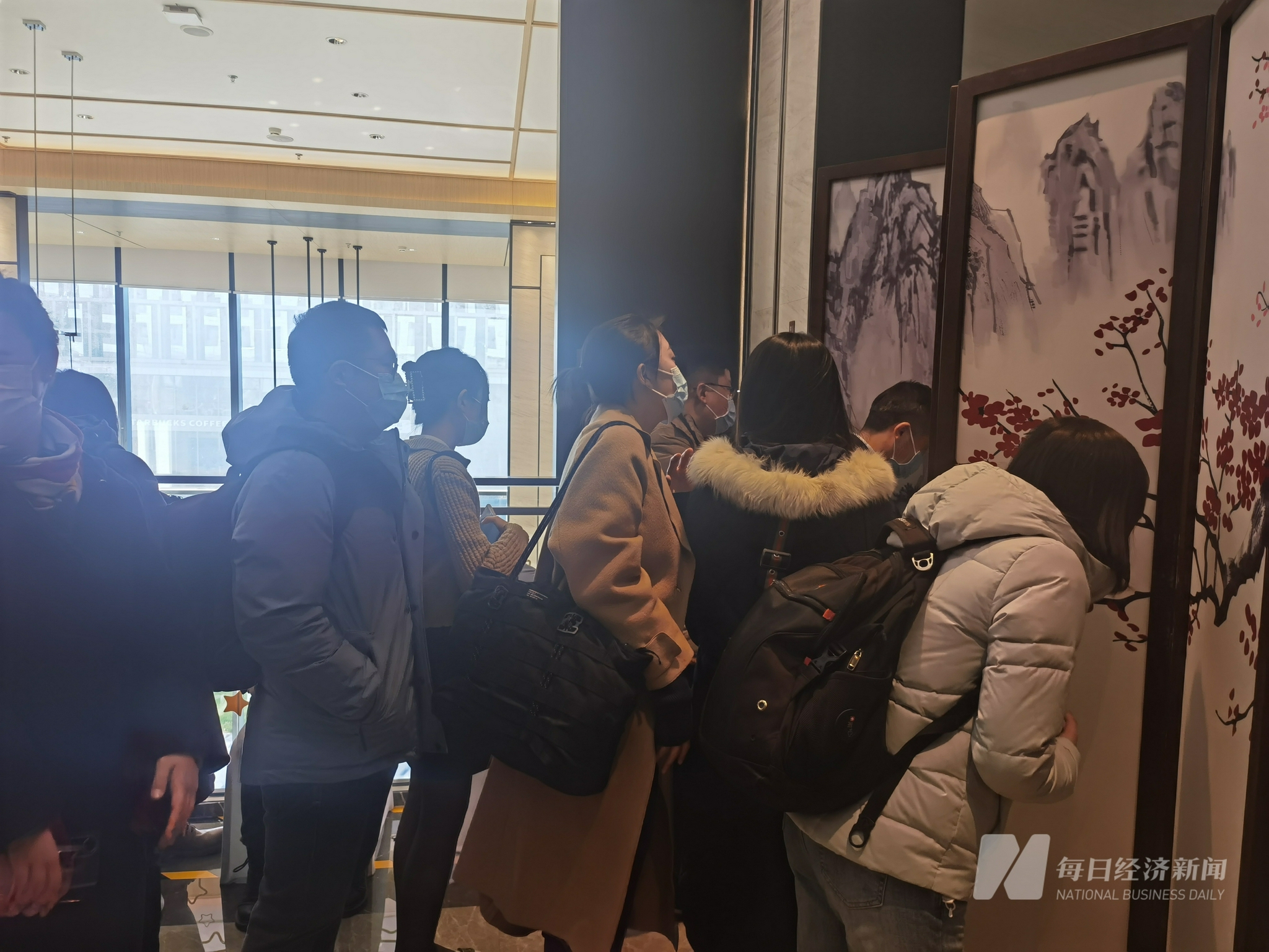 屏风间隙是企业代表“窥探”内场的唯一渠道 每经实习 记者 林姿辰 摄