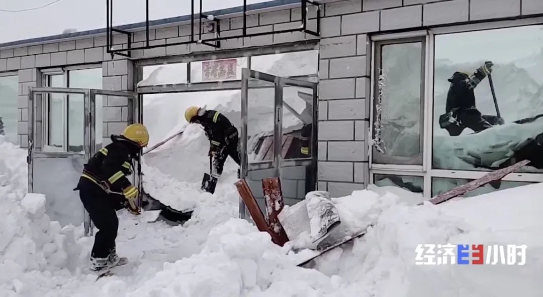 大风暴雪侵袭救援十万火急房顶直接被压垮这里积雪创70年纪录