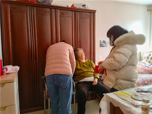 空巢老人突发疾病东湖社区工作者暖心相助