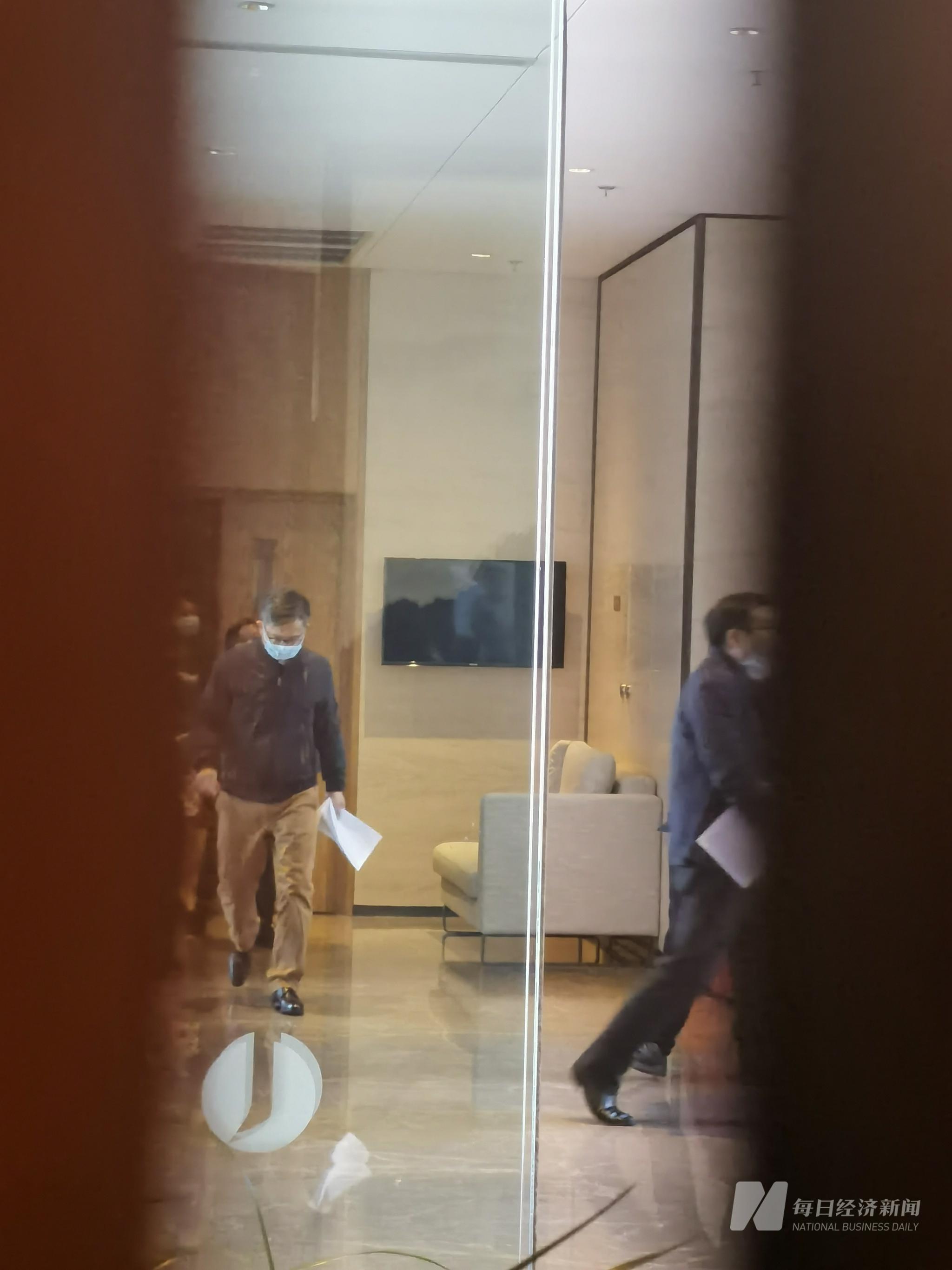 透过屏风间隙，看到谈判结束的企业代表离场 每经实习记者 林姿辰 摄