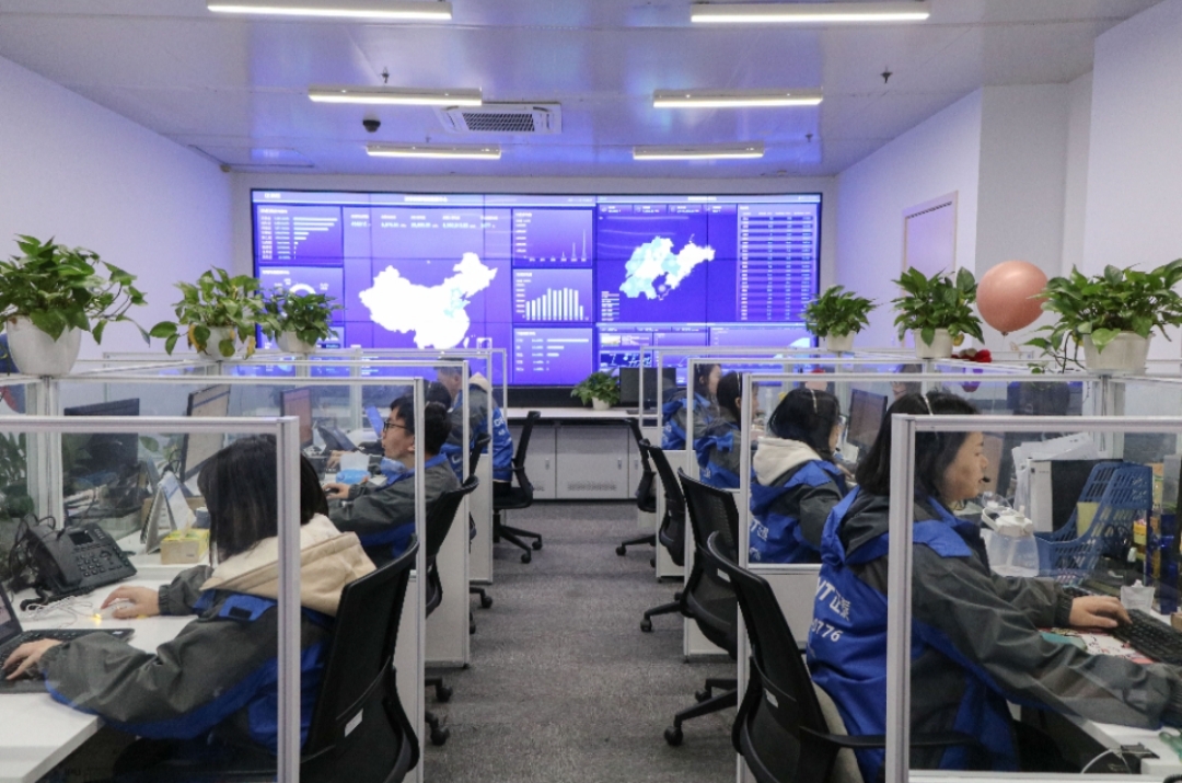 安能客服中心.傅一恒 摄