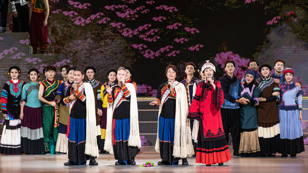 曲比哈日)与彝族女歌唱家曲比阿乌演唱歌曲《漫山花儿在等待》