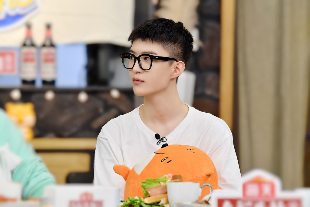 范丞丞青春环游记花絮曝光戴眼镜变校园王子帅气斯文