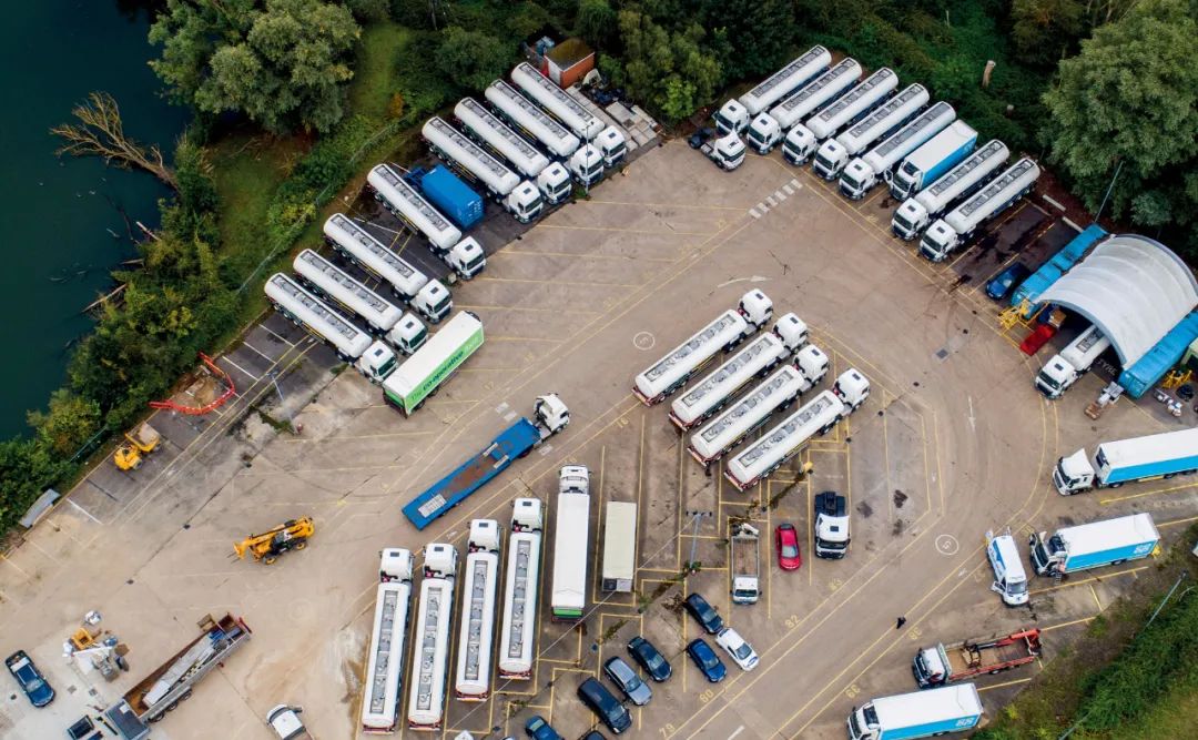 10月7日,在英国芬斯坦顿的一处油库,政府部门部署了一支应急油罐车队,以缓解燃料危机。图/视觉中国