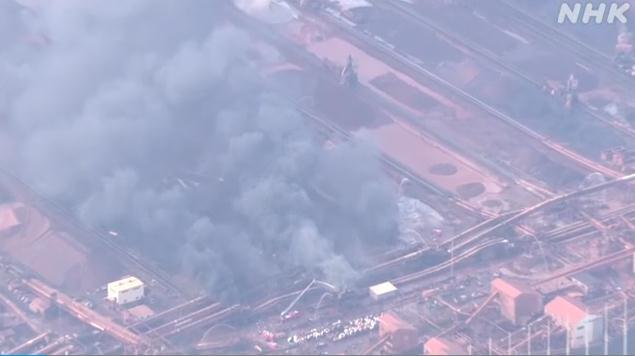 日本大型钢铁企业神户制钢所发生大火，现场浓烟滚滚