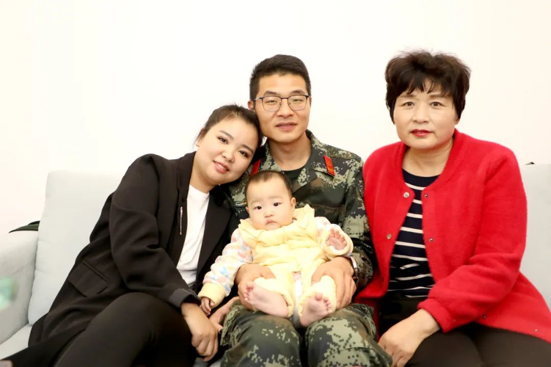 温馨小家的"全家福"在妻子的鼓励下,去年,张浩参加了士官选晋考核.