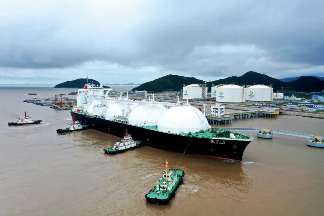 10月13日，一艘从美国出发的LNG船抵达浙江新奥舟山LNG接收站码头。图/中新