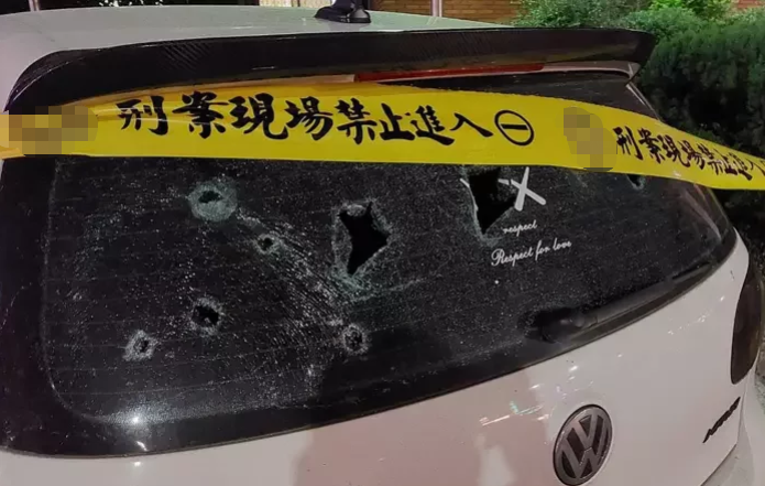 台湾3嫌犯警局门前逞凶持枪砸车 嚣张无视警察