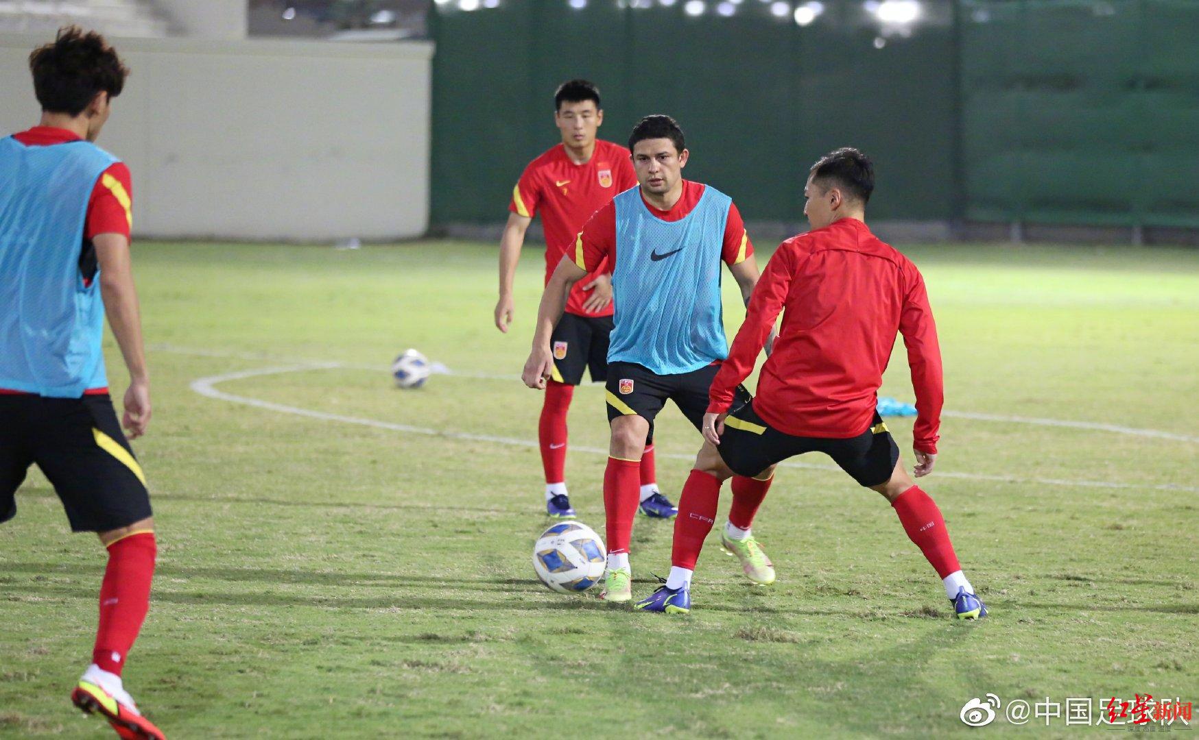 On November 13, local time, the national football team practiced twice a day according to the Chinese football team's Weibo