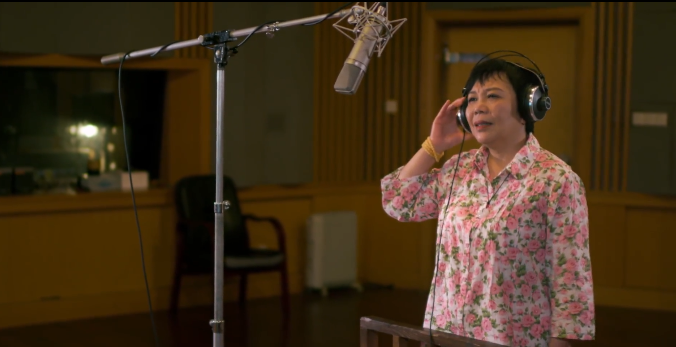 丁建华在给蛋生配音.图片来源:纪录片《国漫守护人》