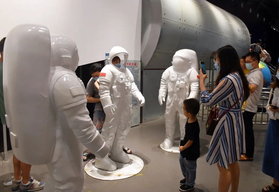 市民在省科技馆太空探索展区参观.