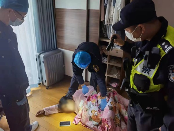 独居女子突发心脏病电话求助只留下3个字10分钟警医携手找到患者