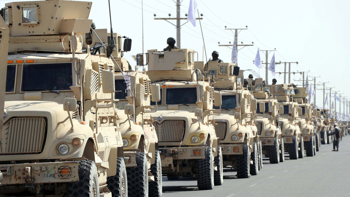 塔利班新兵举行阅兵式美制装甲车突击步枪亮相街头