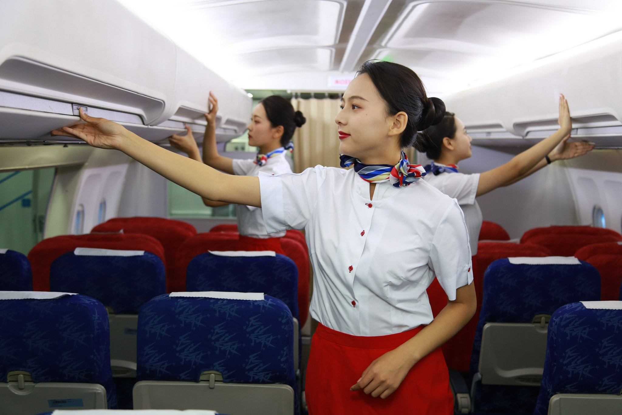 航空服务学生进行客舱服务训练.&nbsp; 图/北京市昌平职业学校供图