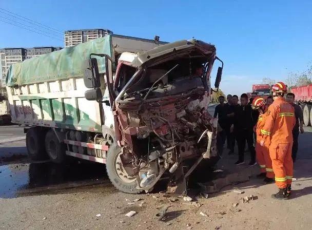 惊险渣土车与半挂货车相撞