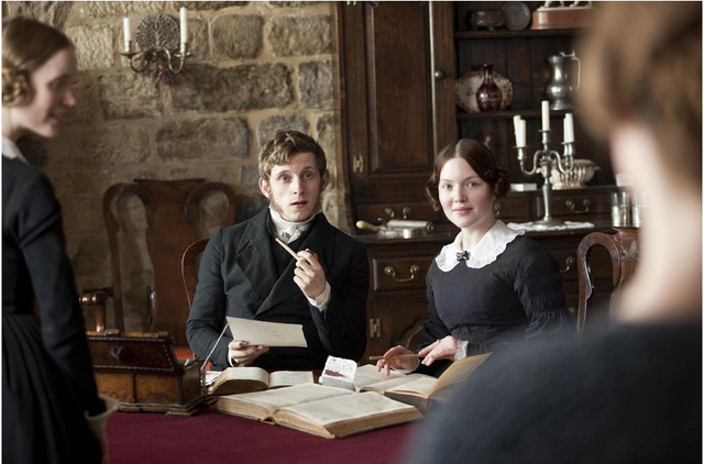 电影改编版《简爱》(jane eyre 2011)中十九世纪的家庭阅读场景,图为