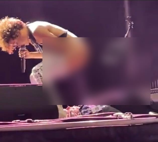 太辣眼女主唱舞台上当众脱裤在男歌迷脸上小便美国乐队致歉