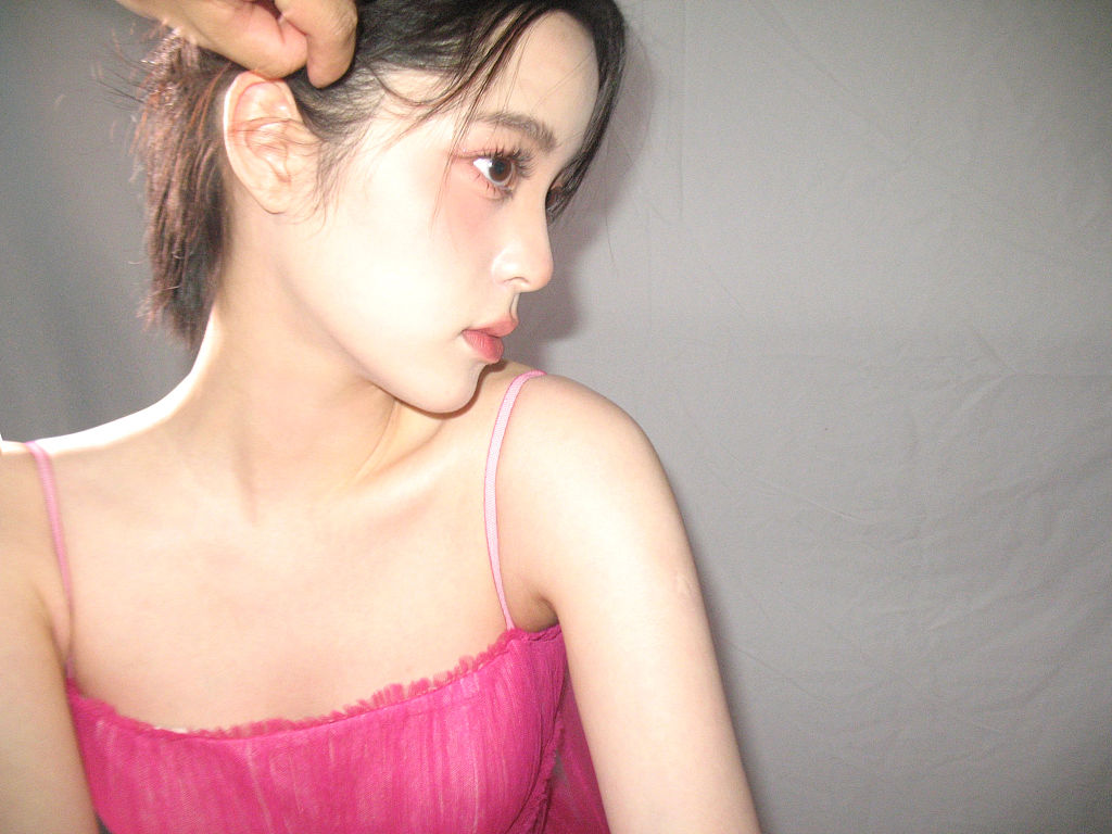 欧阳娜娜穿粉色吊带裙秀精致锁骨 同色腮红修饰浓浓少女青涩感__财经