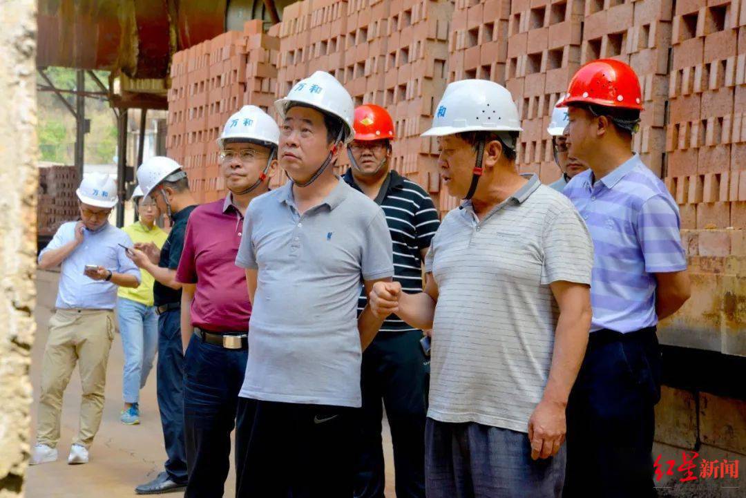 贺彬(前排左一)