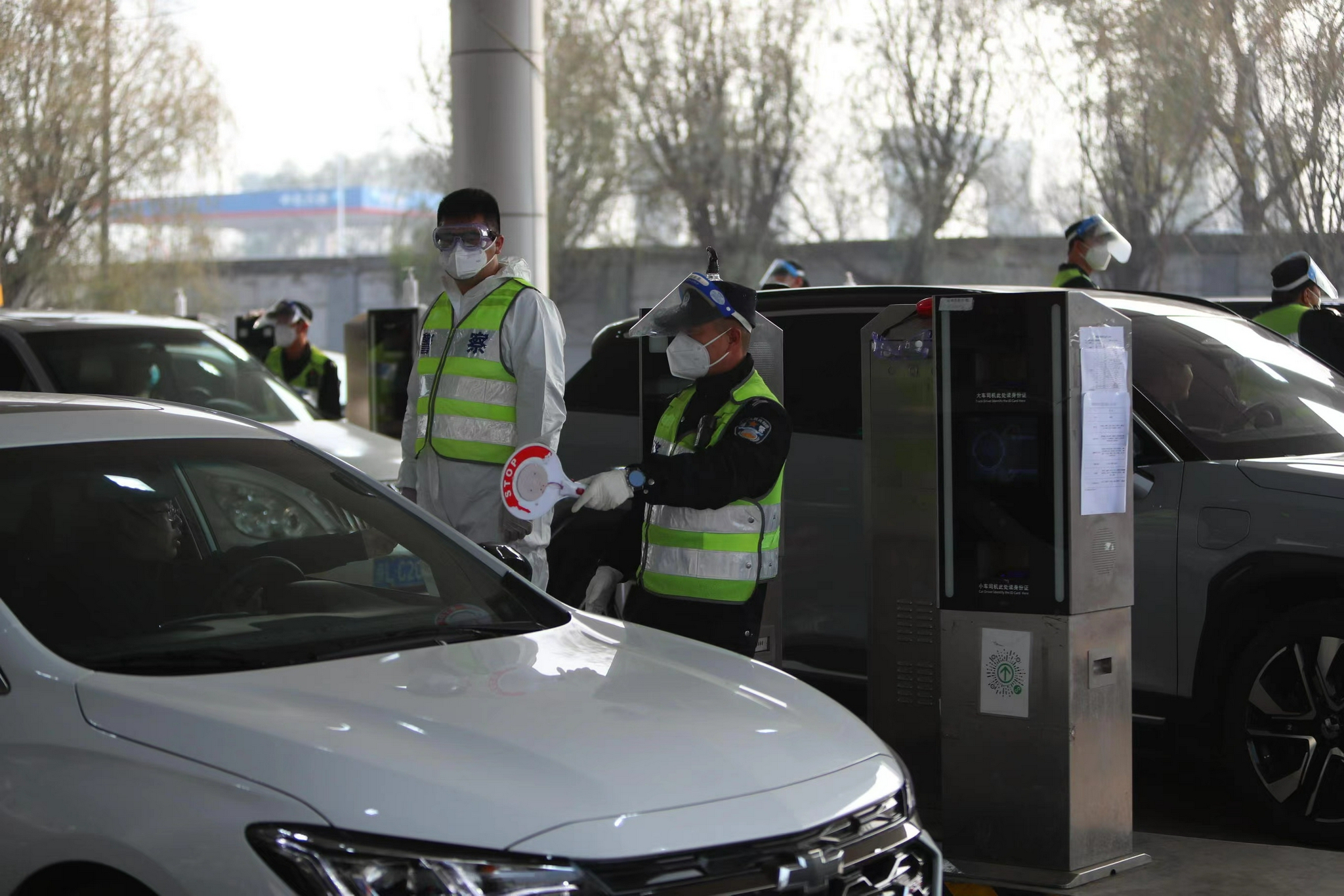11月17日,公路检查站坚持"逢车必查,逢人必核".新京报记者 王贵彬 摄