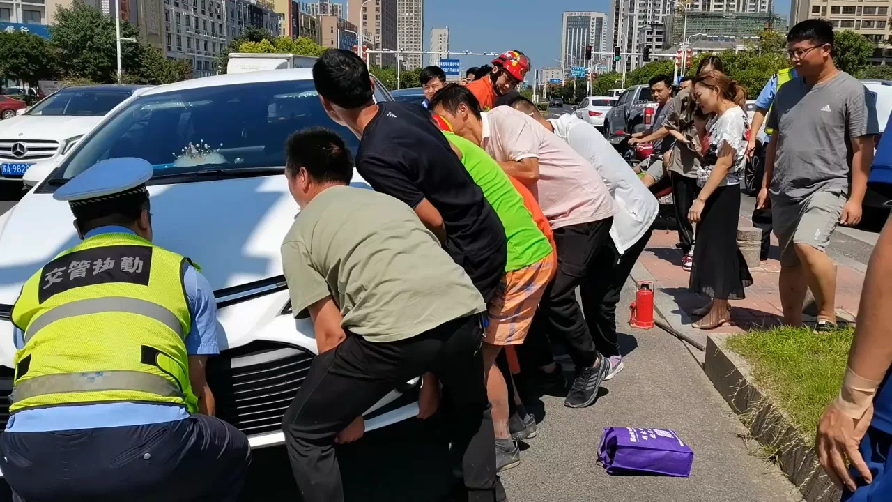 2021年9月14日11时许,蚌埠市淮上区解放北路和双墩路路口发生一起三车