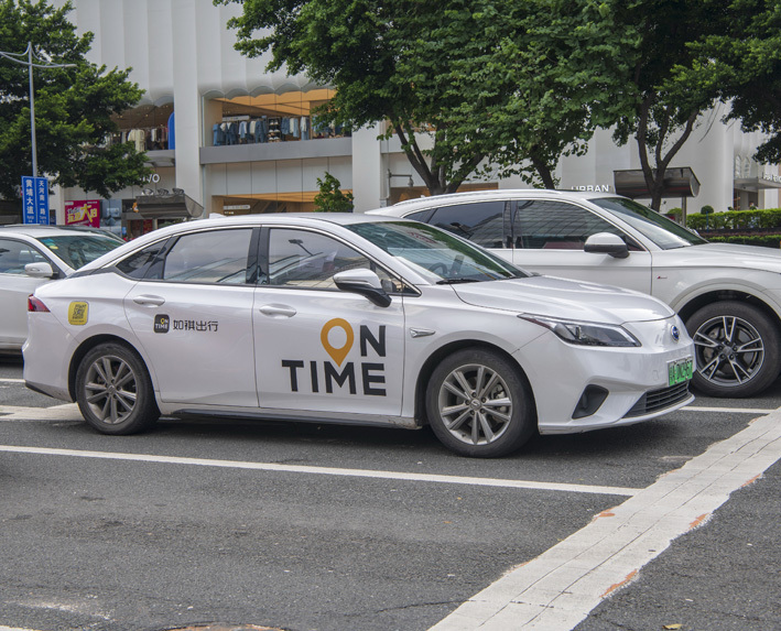 2021年10月,广州街头,一辆如祺出行的网约车正在等红灯&nbsp;视觉中国