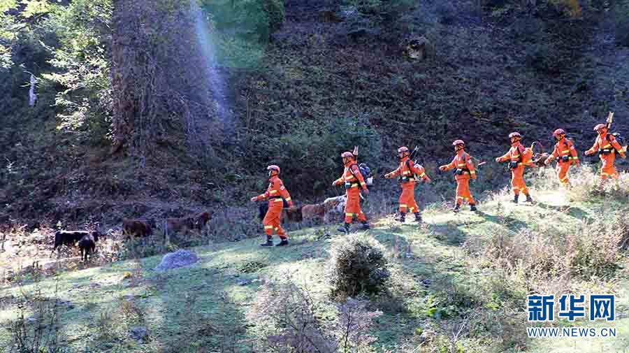 　　森林消防员在滇金丝猴国家公园开展携装巡护（摄于11月5日）。新华网发（云南省森林消防总队迪庆大队供图）