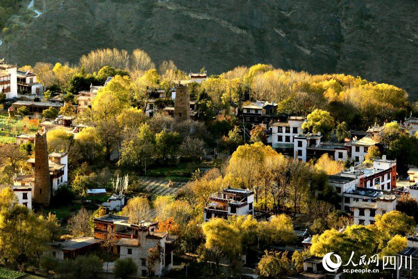 四川丹巴美人谷藏寨美不胜收