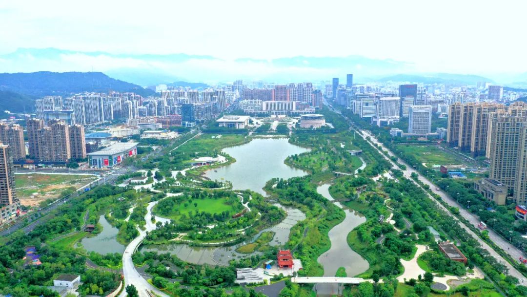 龙岩市主城区龙津湖公园一景(5月14日摄,无人机照片).