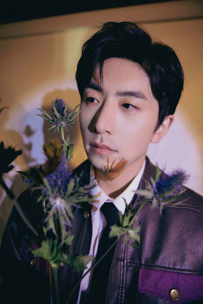 白客皮夹克衬衫领带化身帅气型男 手拿花朵遮面营造浓浓艺术氛围