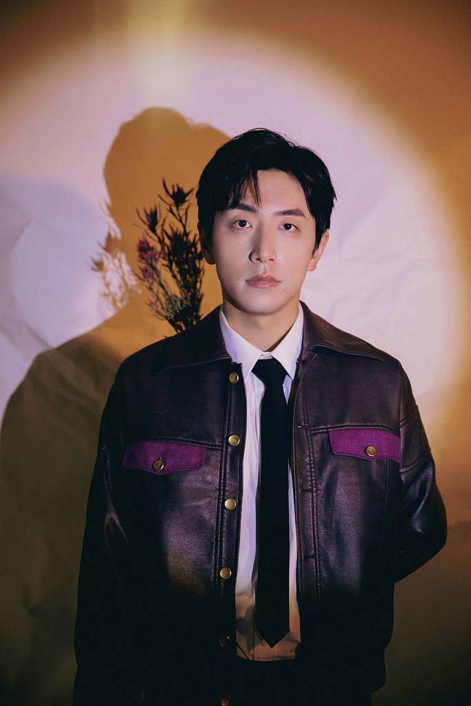 白客皮夹克衬衫领带化身帅气型男 手拿花朵遮面营造浓浓艺术氛围