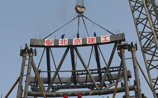 施工人员正在进行钢梁对接组装.新京报记者 王飞 摄