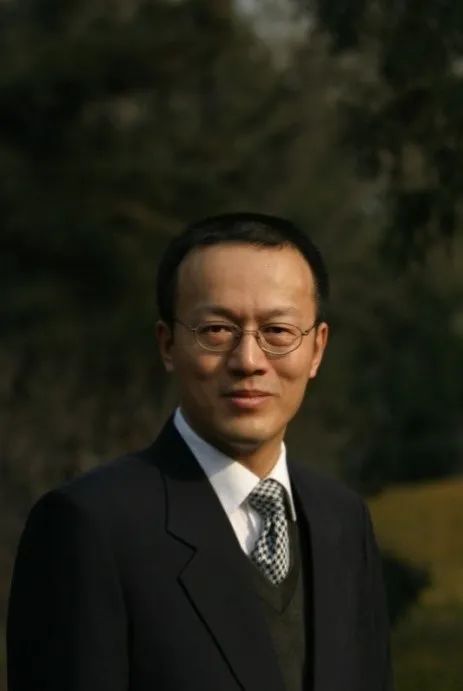 快随着官微君此外,还有邹汝平,周刚,胡晓棉三位校友当选为中国工程院