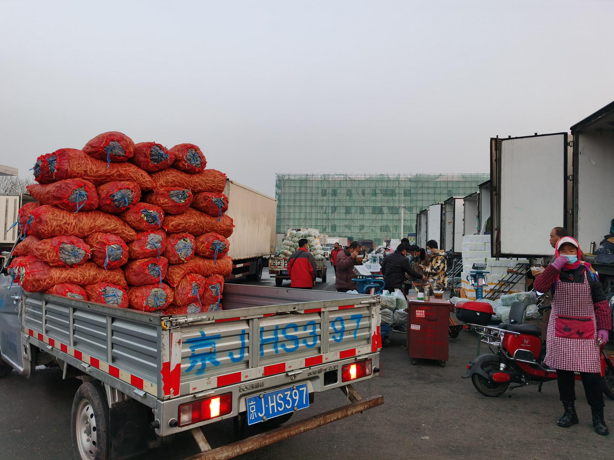 目前每天从外地进入新发地市场的蔬菜车辆有3000多辆,昨晚,有80多辆车